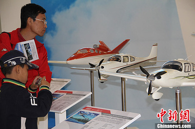 中国通航大会设备展 民众“零距离”接触飞行器